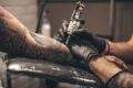 Inchiostri per tatuaggi: in Francia 15 su 20 contengono sostanze cancerogene